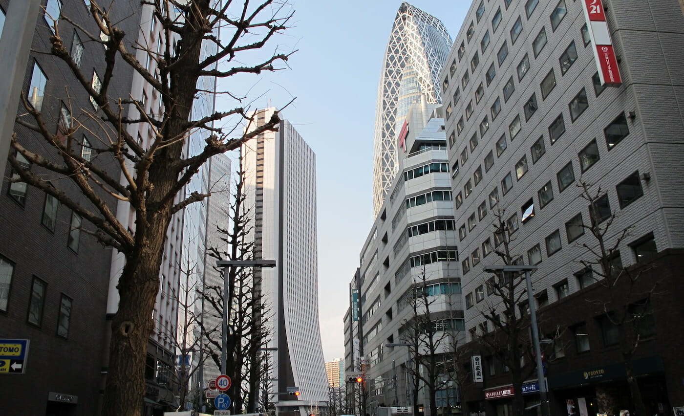 Calle con rascacielos en Shinjuku