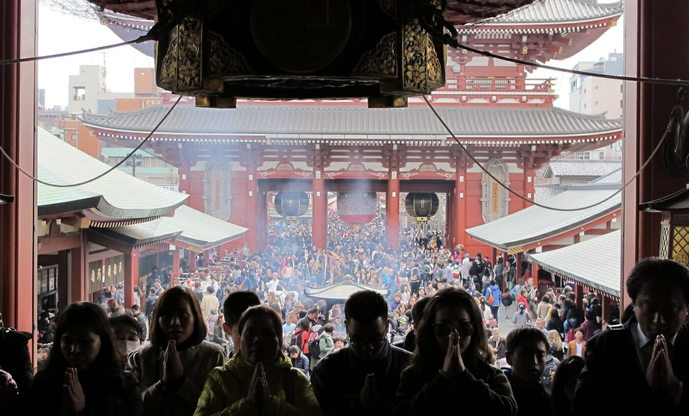 Fieles rezando en Asakusa,Tokio