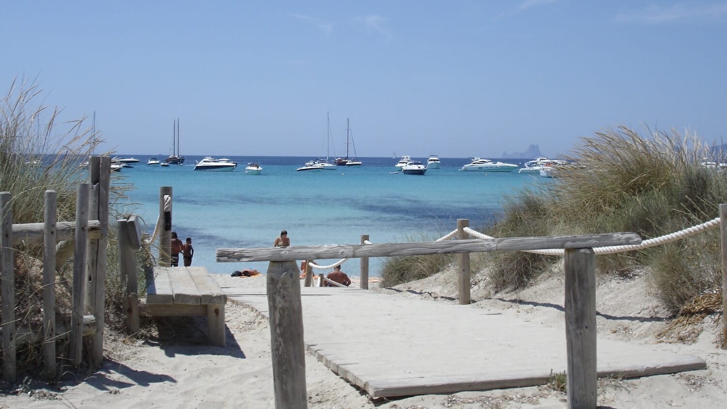 Pasarela-entre-dunas-playa-illetes-Formentera
