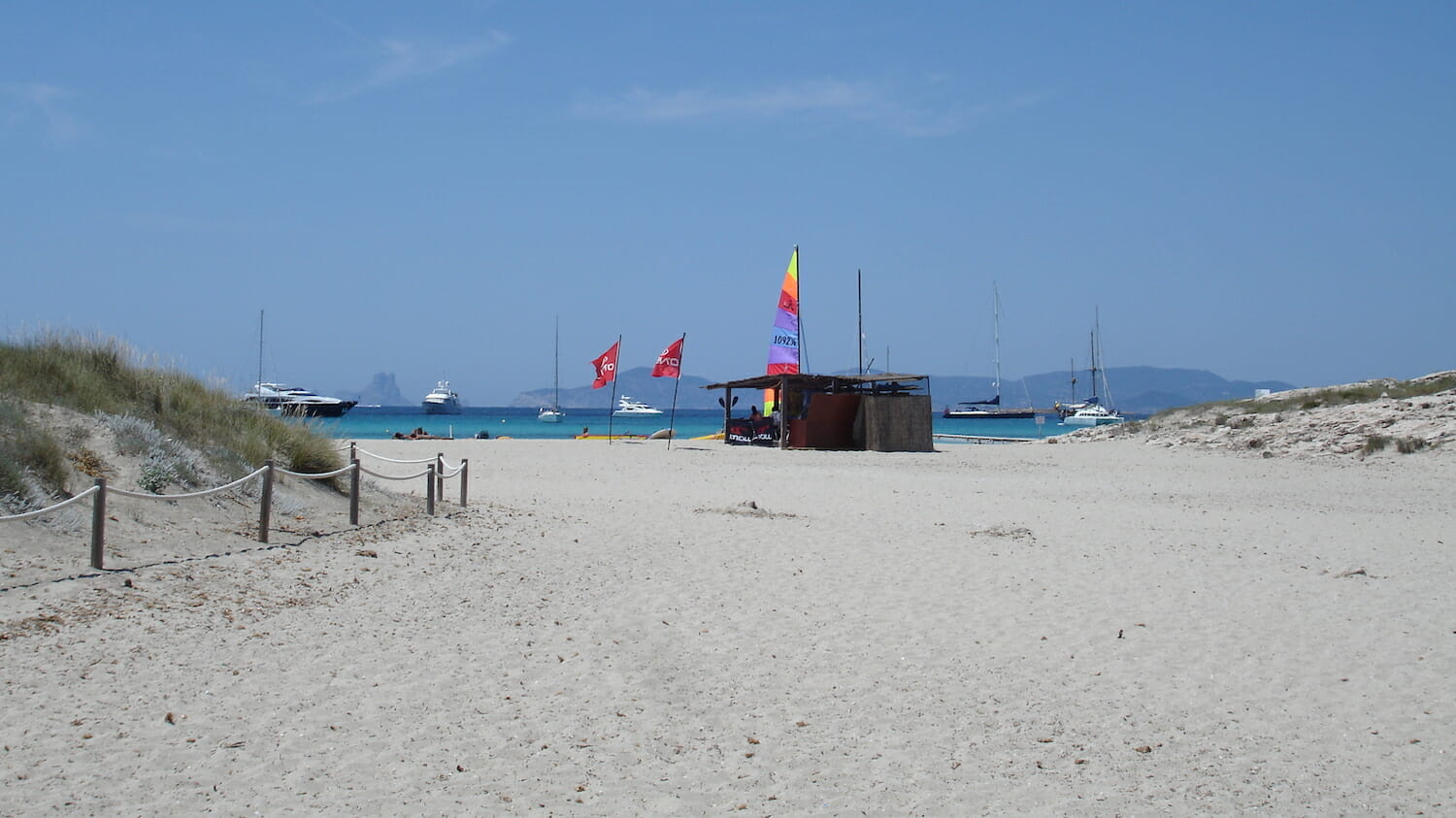 Playa-de-arena-blanca-con-barcos-al-fondo-Illetes-Formentera
