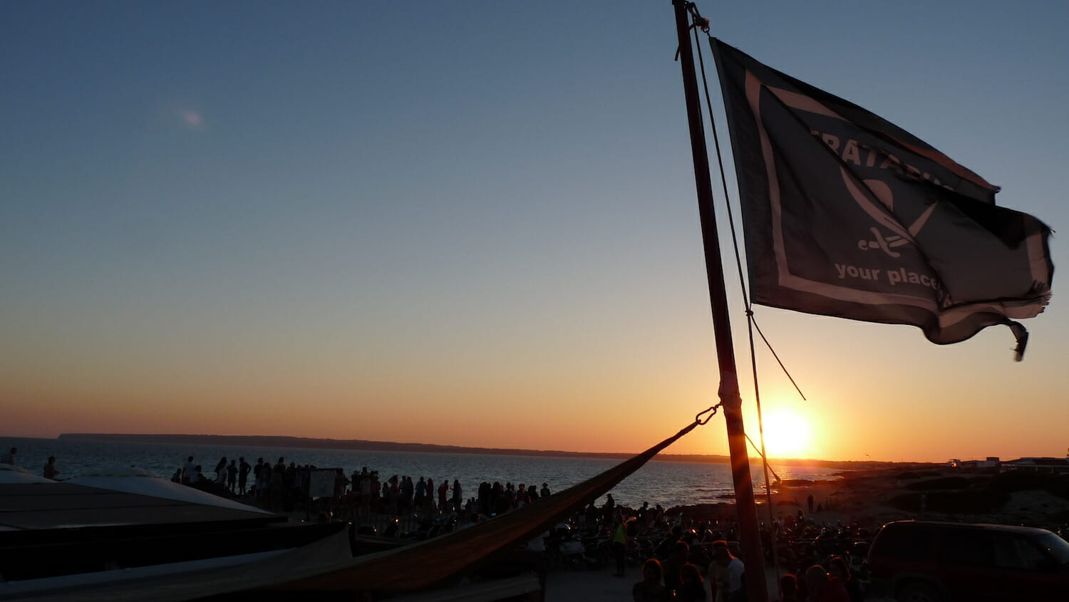 Bandera-Pirata-Bus-en-Puesta-de-sol-Formentera