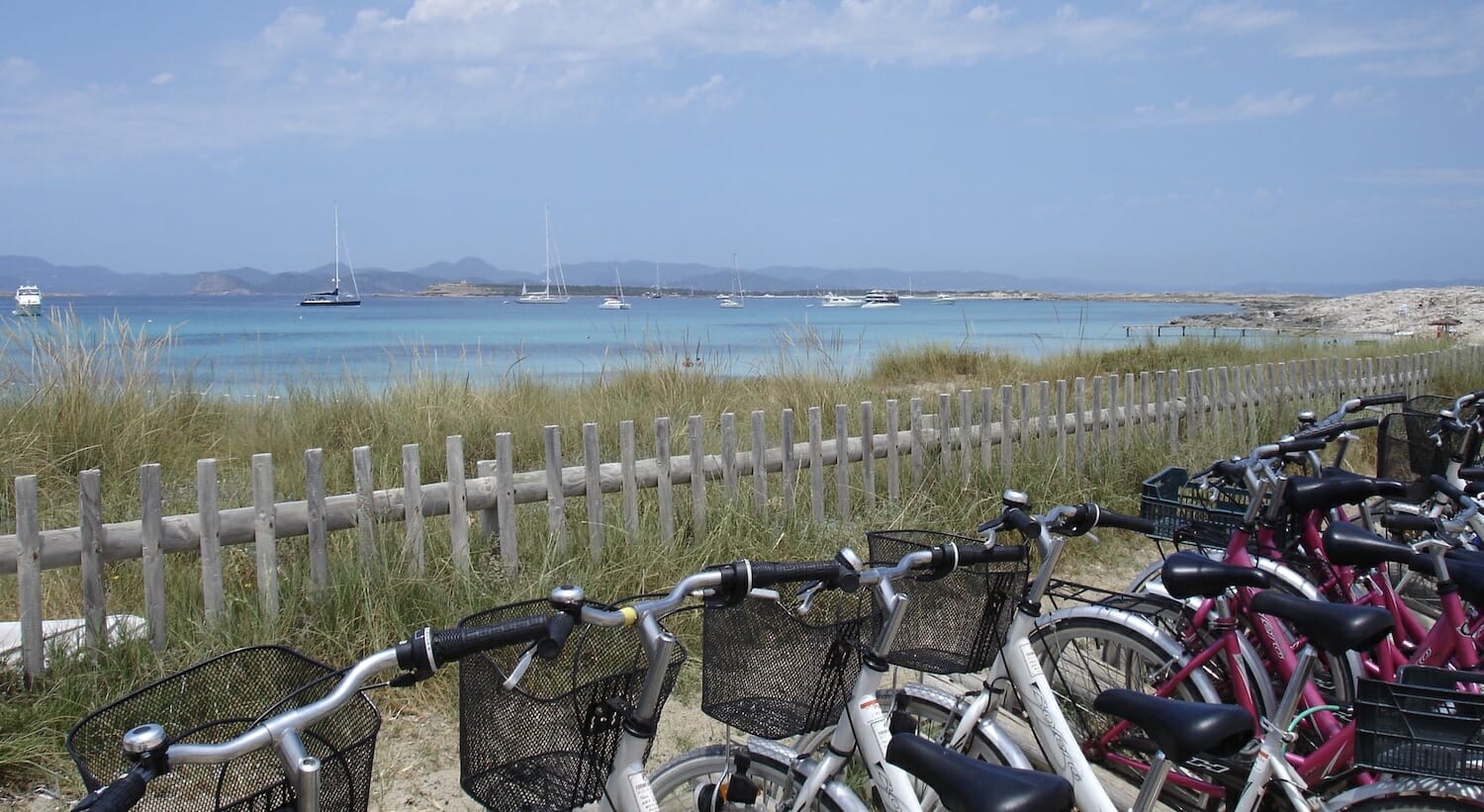 Bicis-aparcadas-junto-a-las-dunas-en-Illetes-Formentera