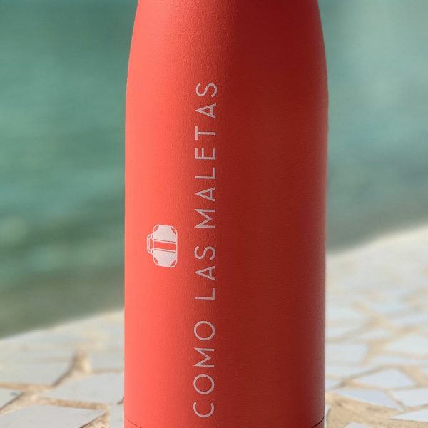 Detalle de botella termica de color coral con bonito logo blanco