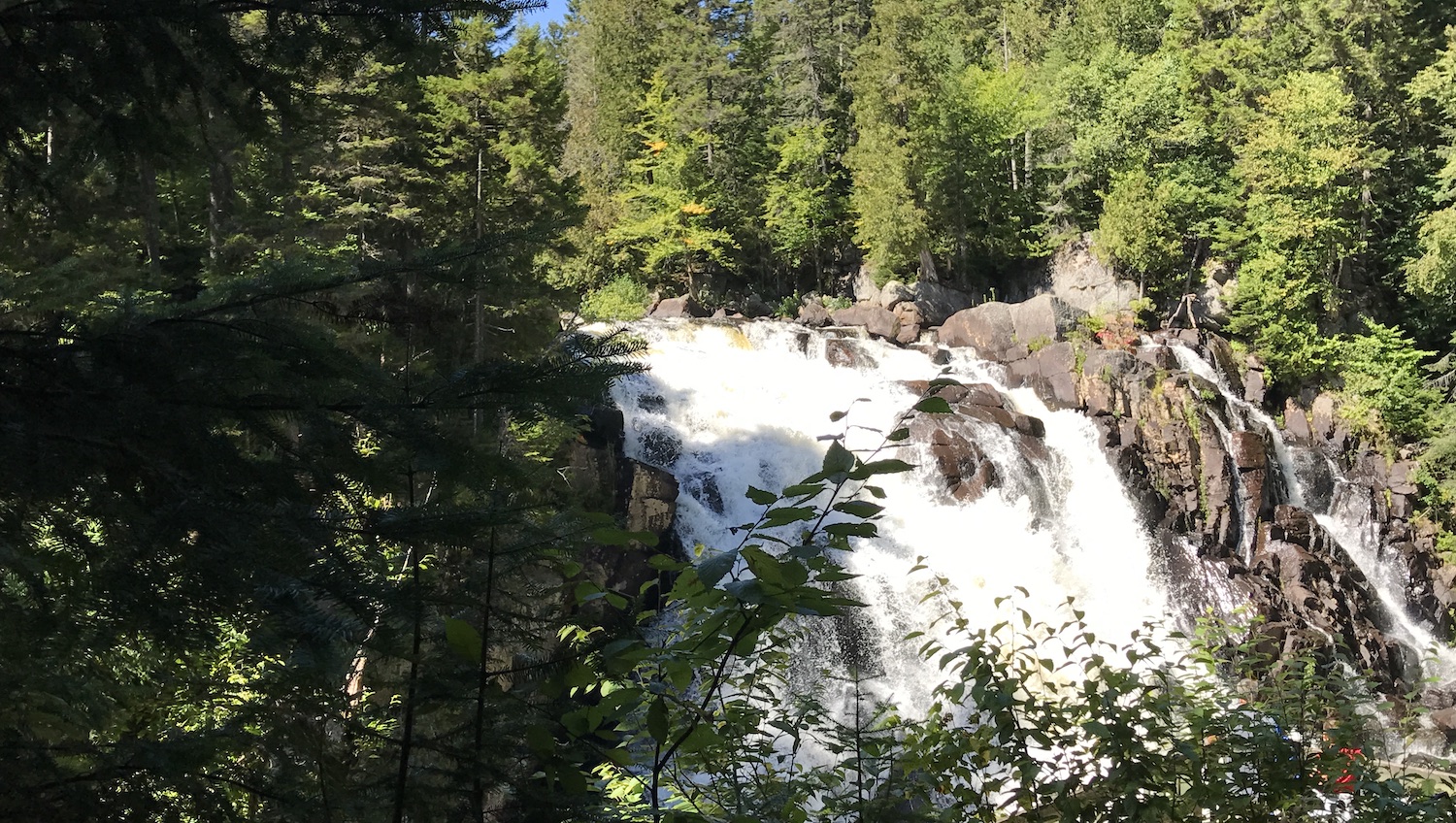 La Cascada del Diablo en Parque Nacional Mont Tremblant Canadá