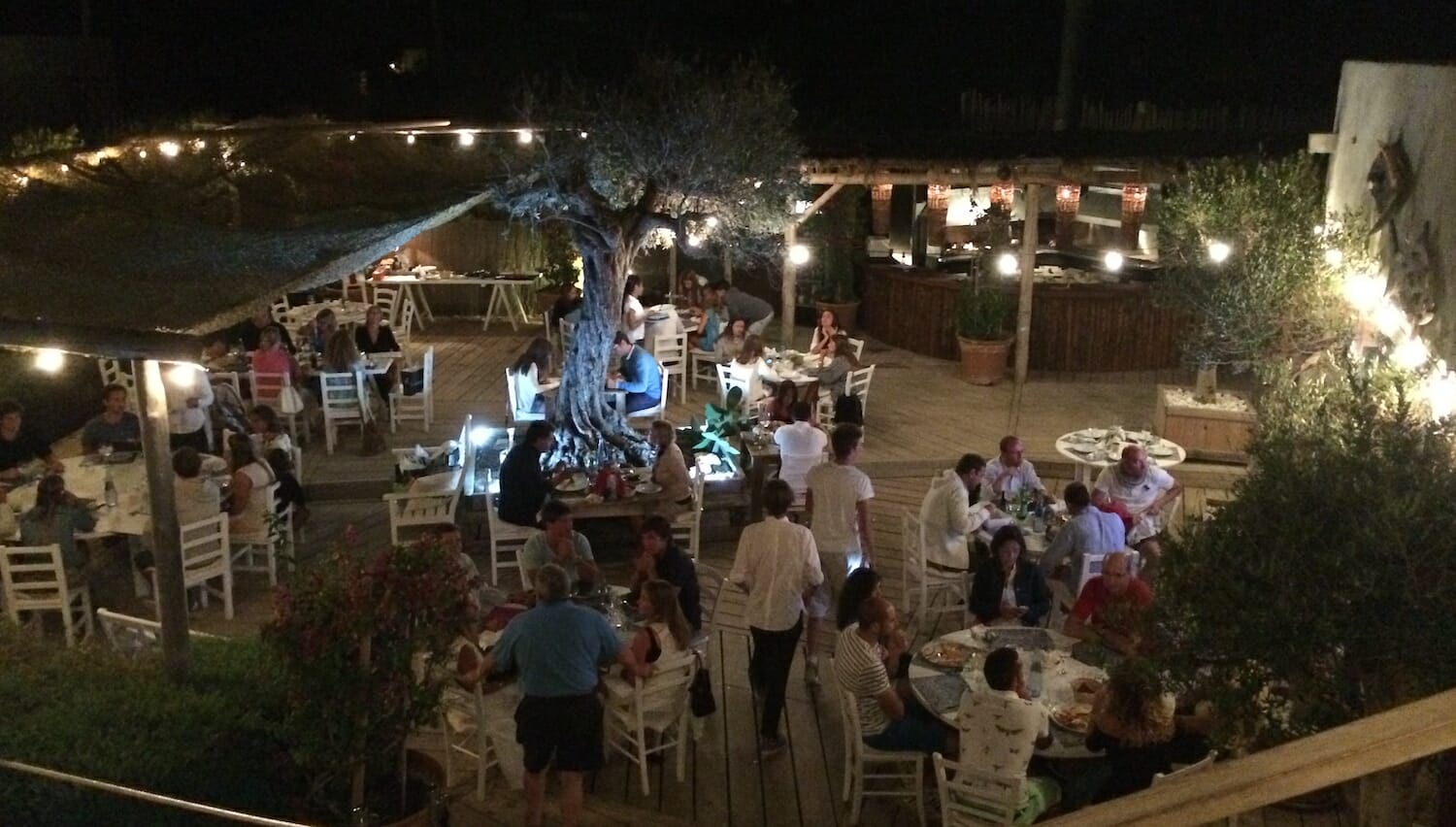 Vista-gente-cenando-en-Chez-Gerdi-Formentera