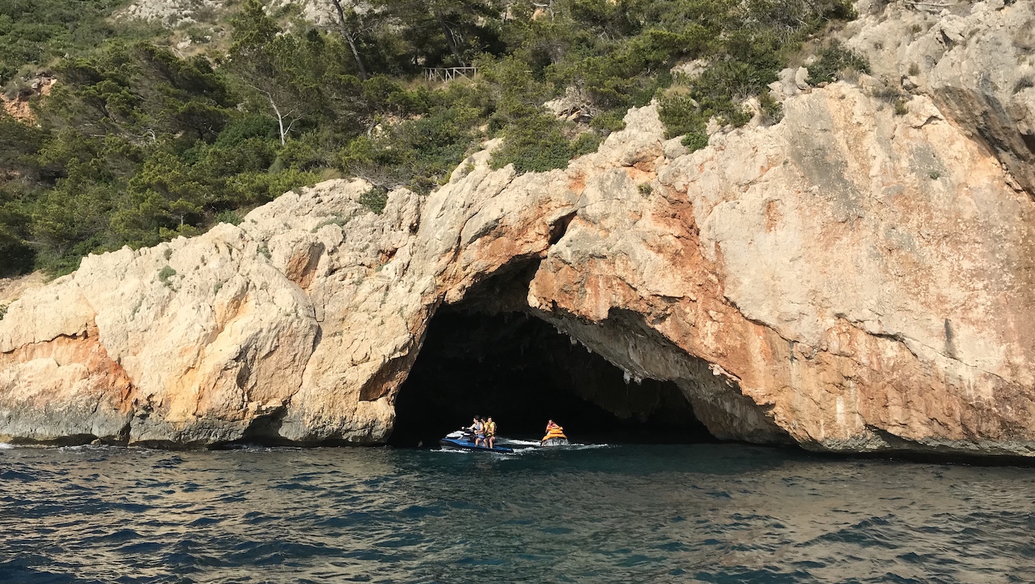 Cueva del Llop Marí Javea vista desde el mar con motos de agua en su entrada