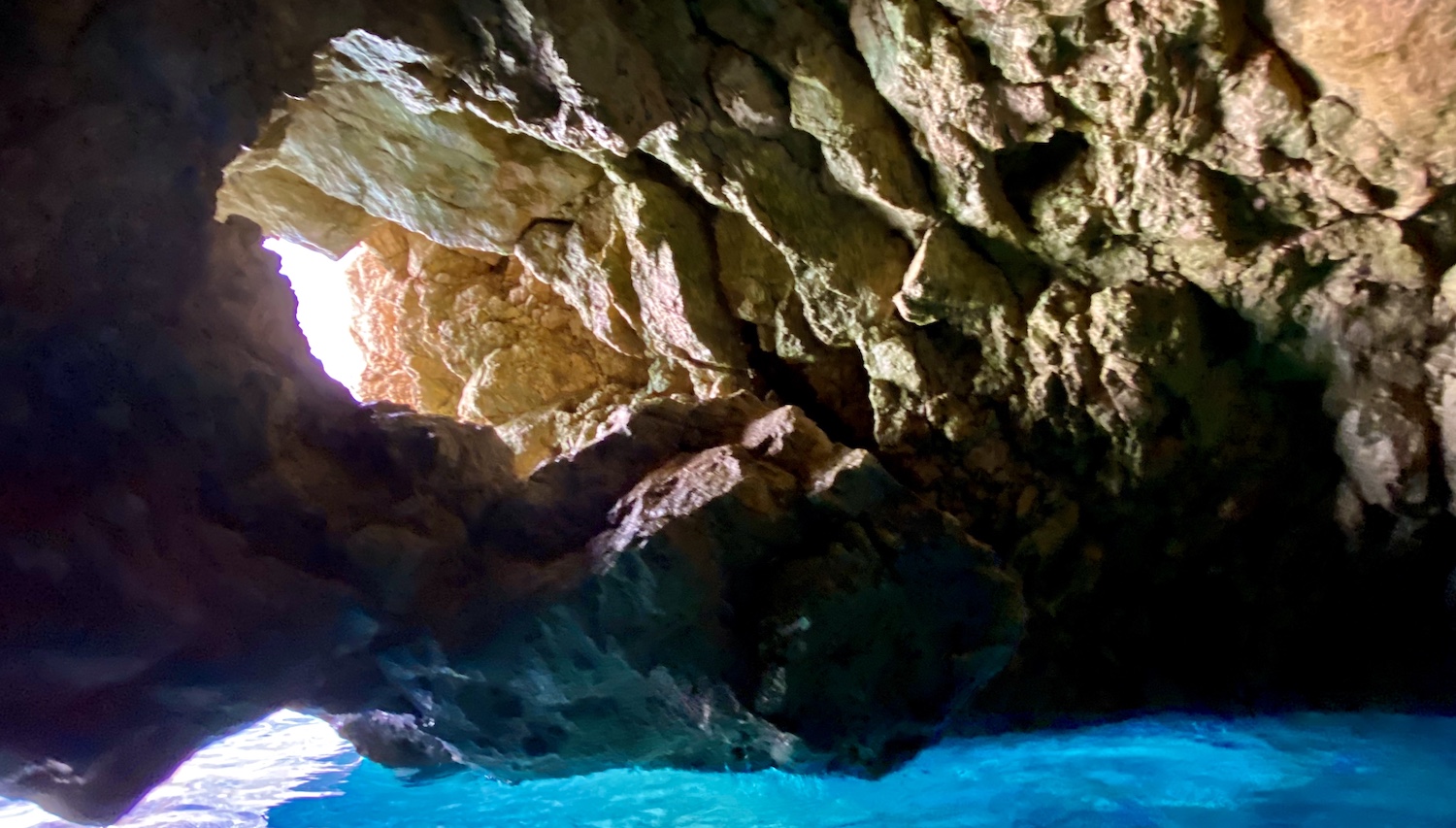Hueco interior cueva En Caló Jávea