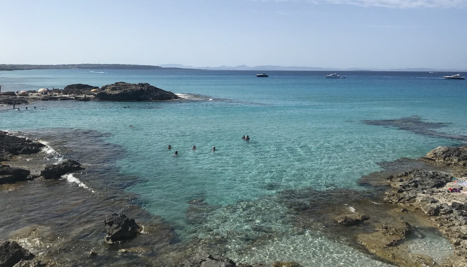 Gente-Bañándose-Es-Calo-Formentera
