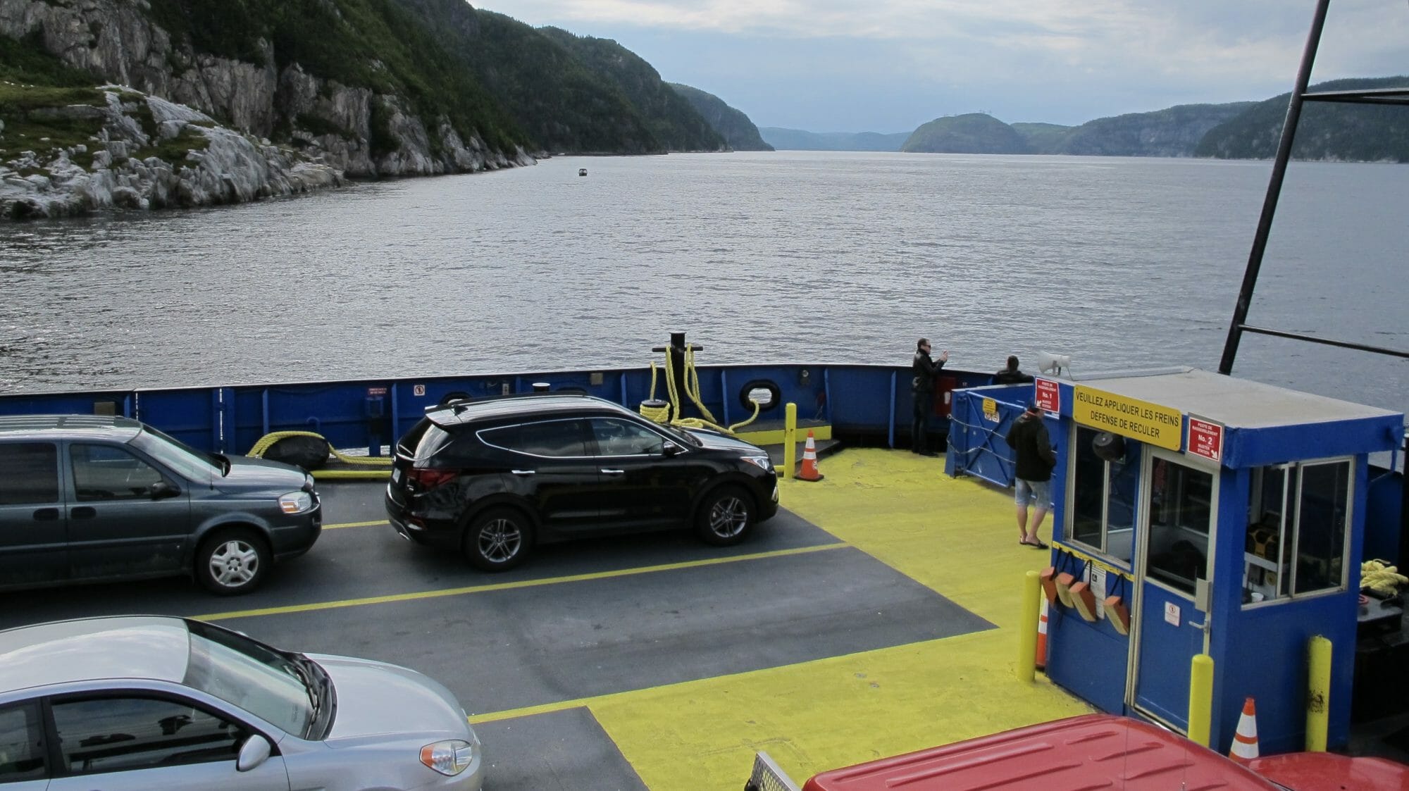 Ferry a Tadoussac cruzando el fiordo Saguenay, Canadá