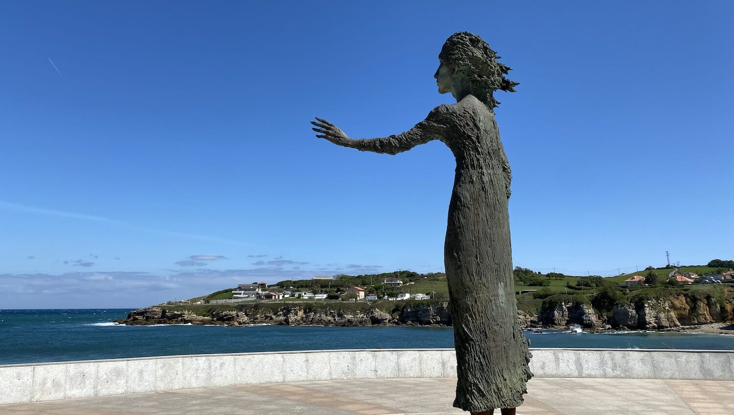Estatua de la Madre del Emigrante en la Punta del Cervigón