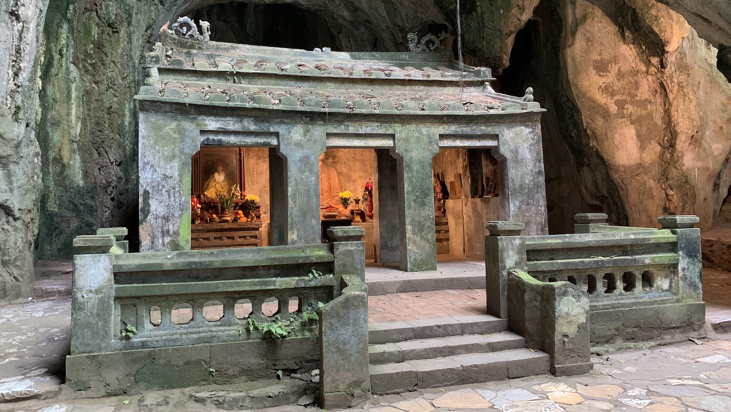 Interior de las Marble Mountains con Templo en Vietnam