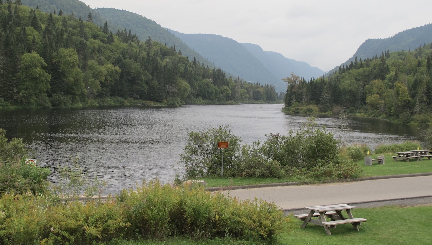 Vistas del Lago desde el Centro de Visitantes PN Jacques Cartier Canada