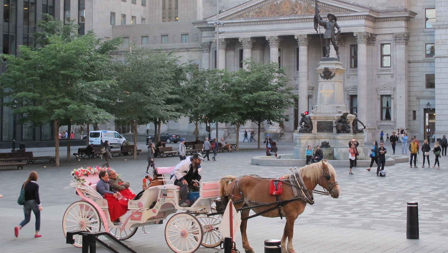 Coches de caballos en la Plaza de Armas de Montreal