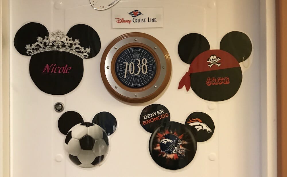 Puerta con imanes en un Crucero Disney