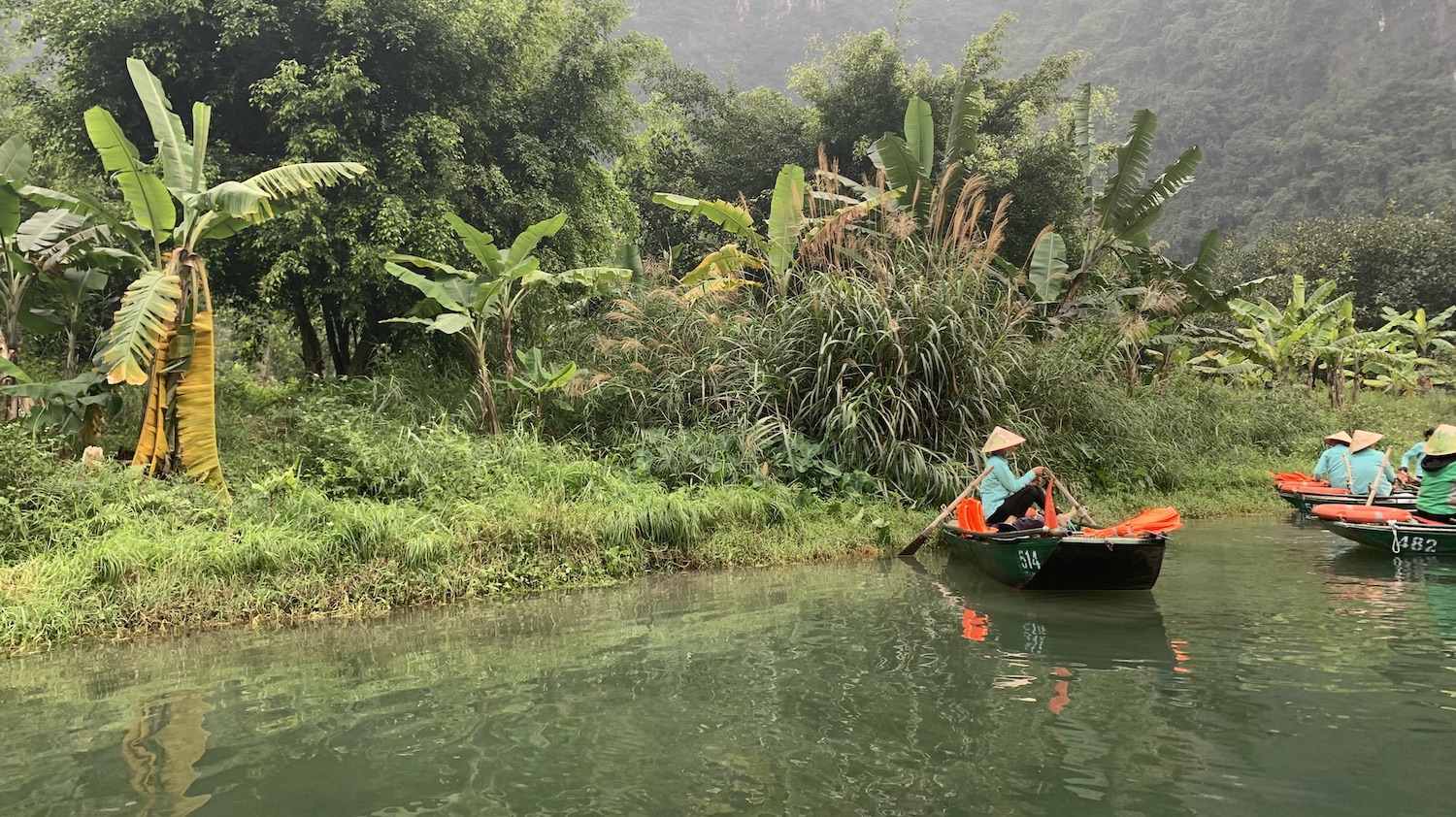 Paisaje con barcas con remeras en Trang An Vietnam