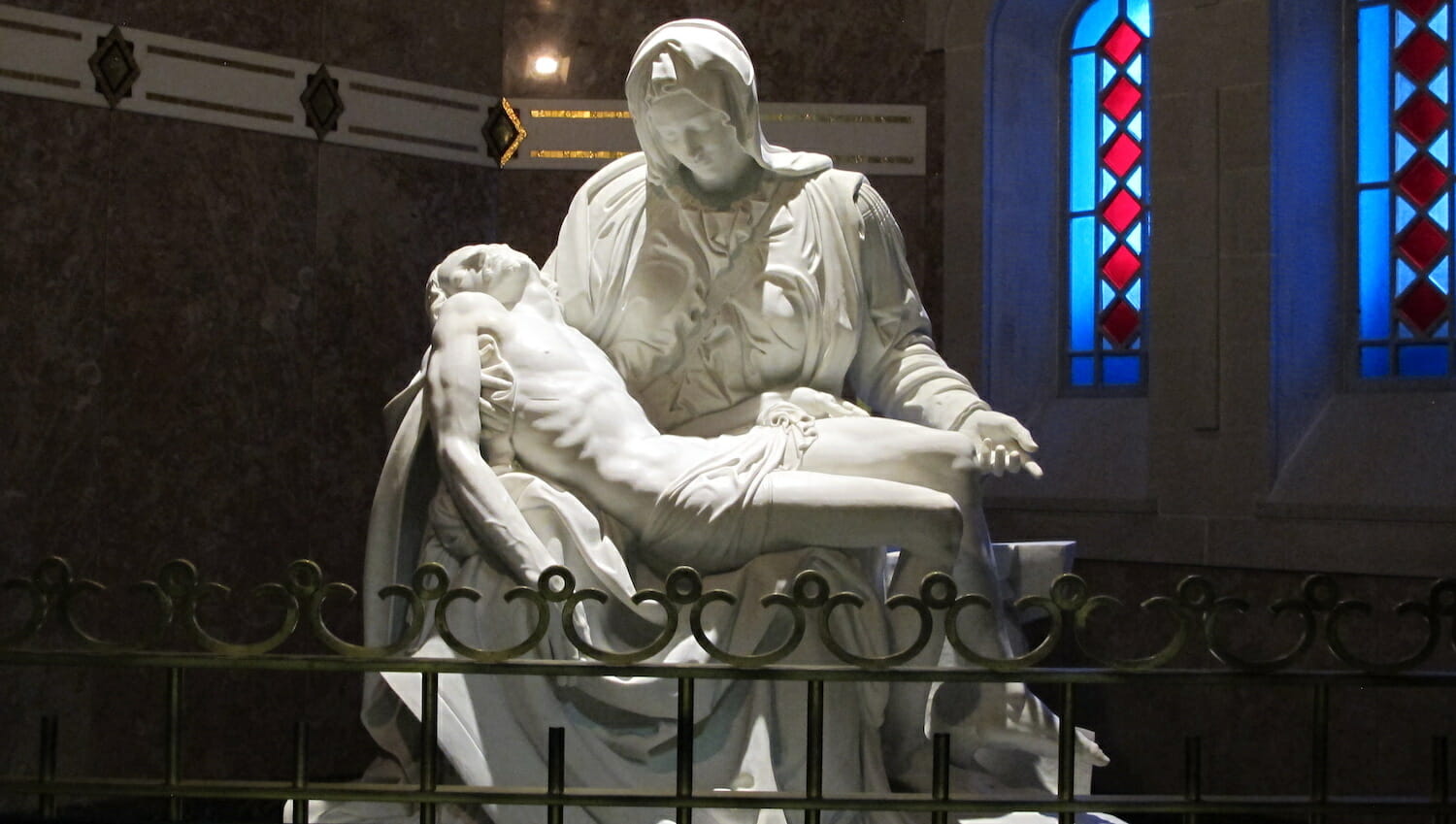 Replica de la Piedad de Miguel Angel en la Basilica Sainte Anne Beaupre Quebec