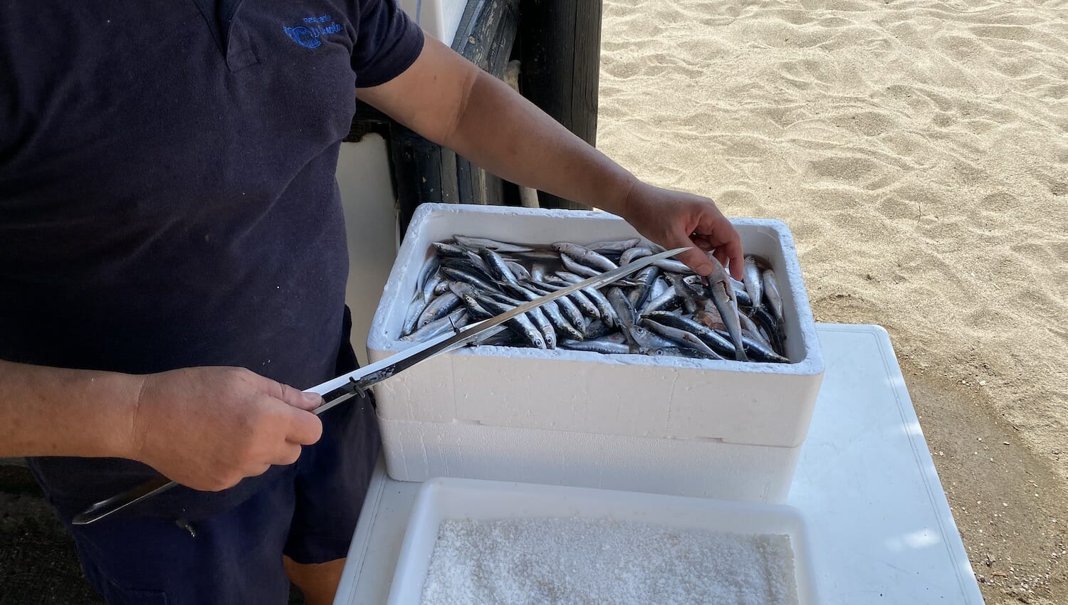 Espetero ensartando sardinas en Fuengirola