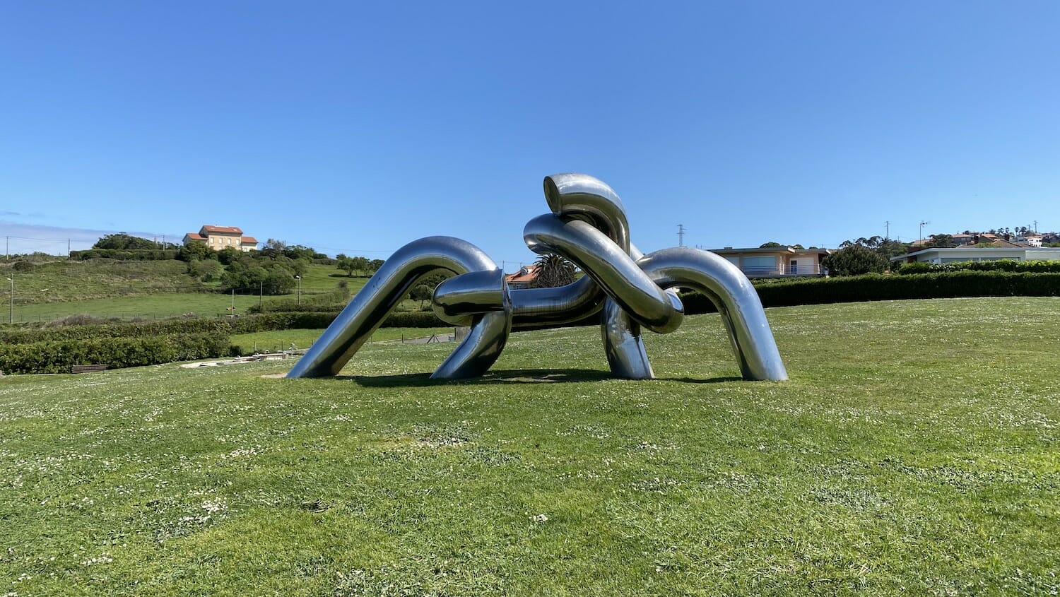 Escultura Solidaridad en Gijón