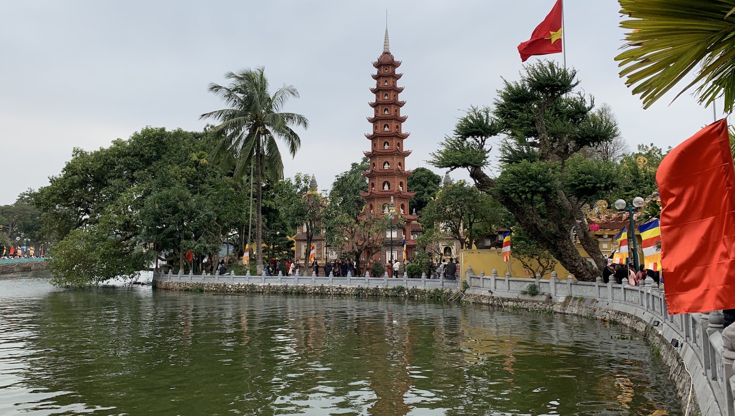 Pagoda de Hanoi rodeada por agua Vietnam